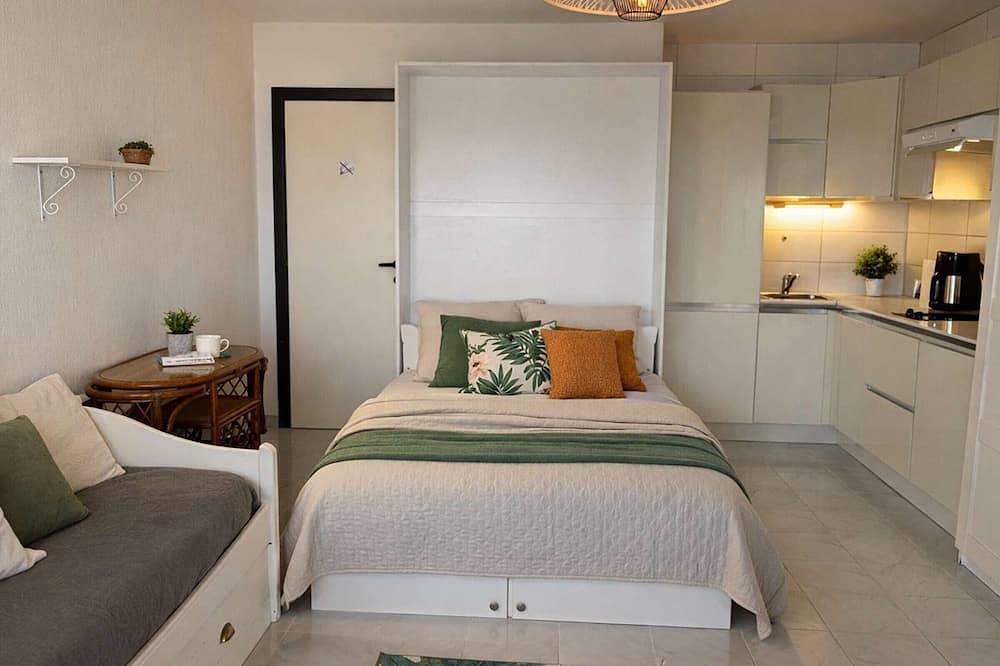 Appartement entier, Studio vue panoramique, clim, piscine - 4 pers. in Le Trayas, Saint-Raphaël