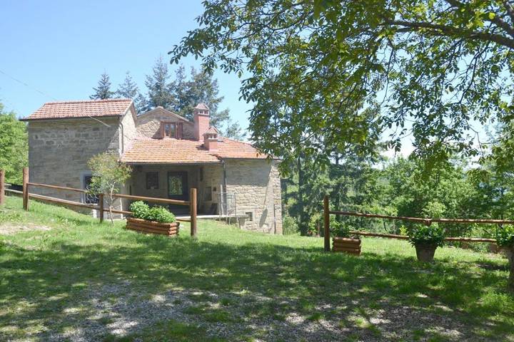 Agriturismo per 6 persone, con panorama e giardino, con animali domestici in Pratovecchio Stia