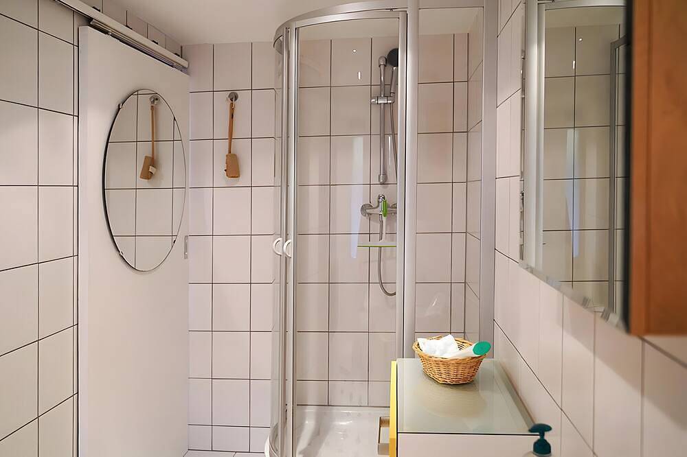 Apartment 'Haus Mit Kunst' with Private Terrace, Shared Garden and Wi-Fi in Leipzig-South, Leipzig