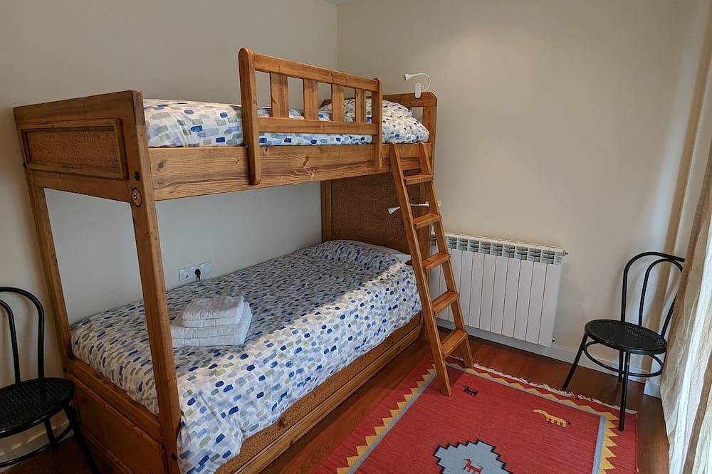 Entire apartment, Magnífico Apartamento en Pirineos con Piscina y Cerca de Pistas de Esquí in Sabiñánigo, Spanish Pyrenees