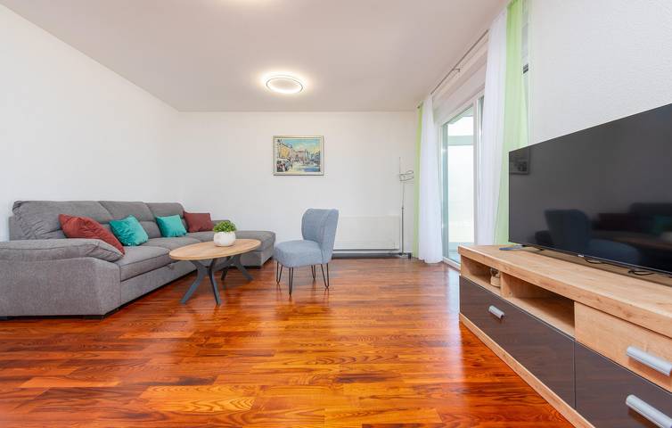 Geräumiges Apartment am Pool mit WLAN und Grill in der Nähe des Flusses Bogdanica in Gospitsch, Lika-Senj