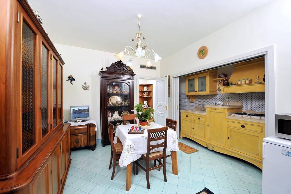 Ganze Wohnung, Apartment Ground, Küste von Sorrento, mit kostenlosem Pool, Parkplatz, Garten, Wifi in Torca, Neapel Provinz