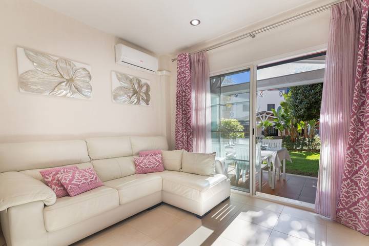 Islantilla Golf Holiday Home with Private Terrace, Wi-Fi, and Air Conditioning in Islantilla, Lepe