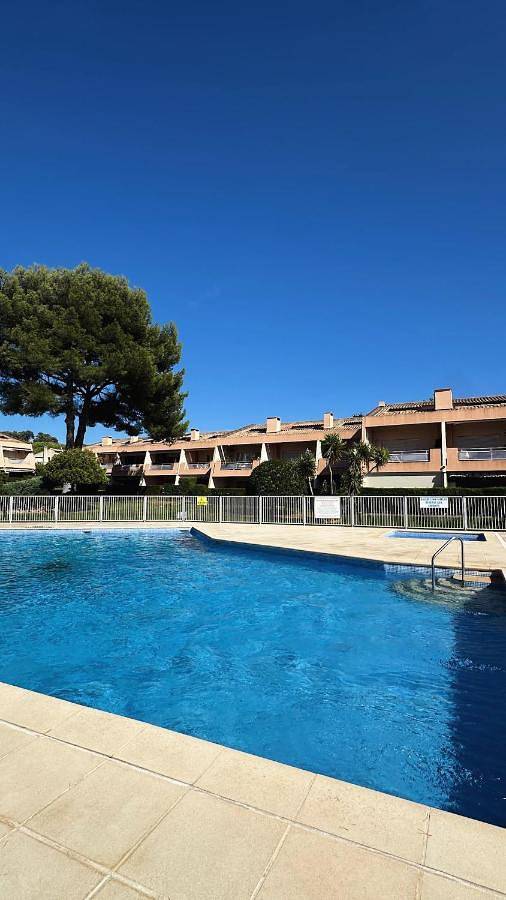 Appartement de vacances pour 6 personnes, avec terrasse et piscine, animaux acceptés