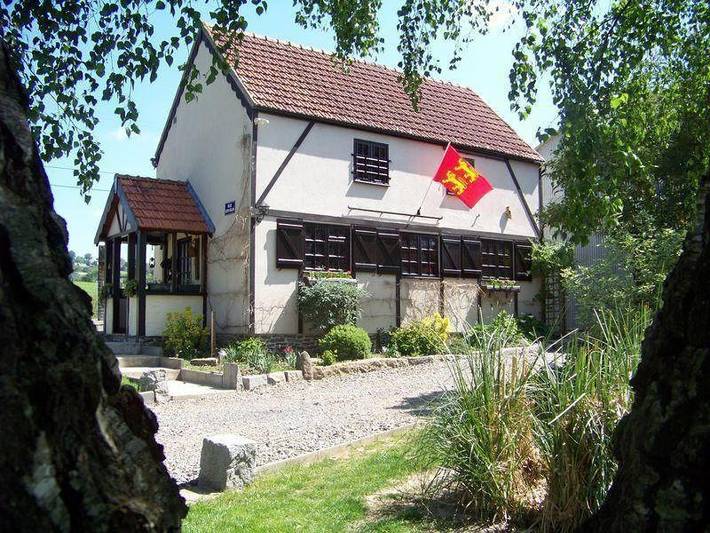 Chambre d’hôte pour 5 personnes, avec vue et jardin, adapté aux familles à Perriers-en-Beauficel