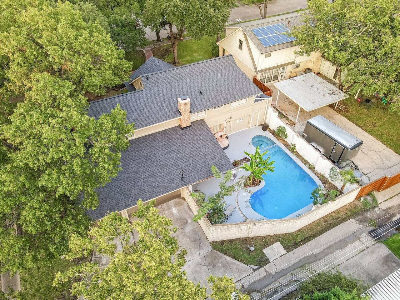 Stunning 5Br/2.5B Home w Private Pool and Cinema -16 Guests in Dallas, Dallas County