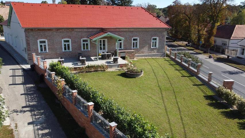 Ferienwohnung für 2 Personen, mit Terrasse und Whirlpool sowie Garten und Sauna in Lengyeltóti
