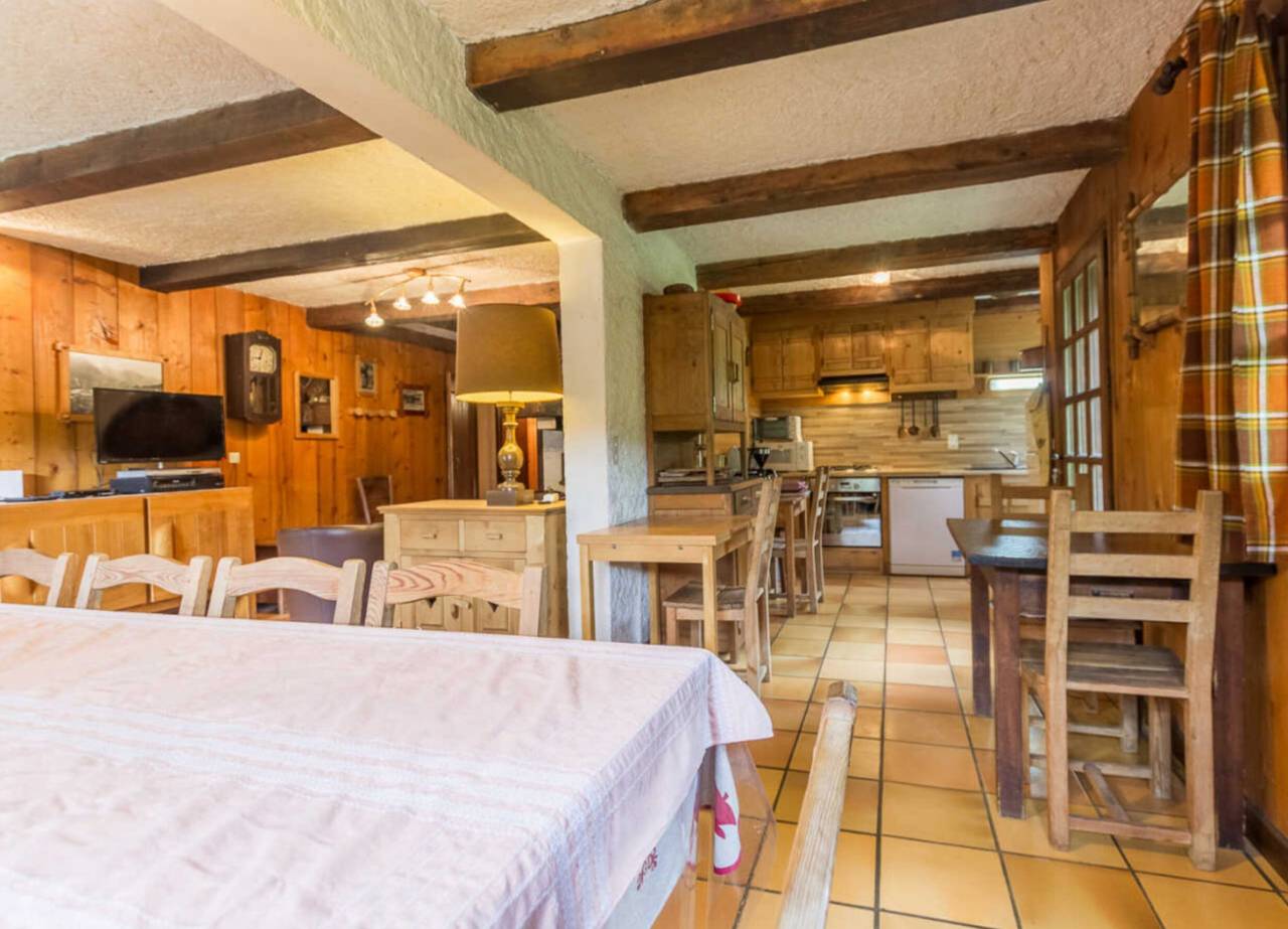 Chalet "Le Planay" avec vue sur les montagnes, terrasse privée et Wi-Fi in Notre-Dame-de-Bellecombe, Région d'Albertville