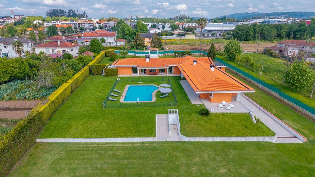 Six-Bedroom House in Vila de Prado, Distrito de Braga