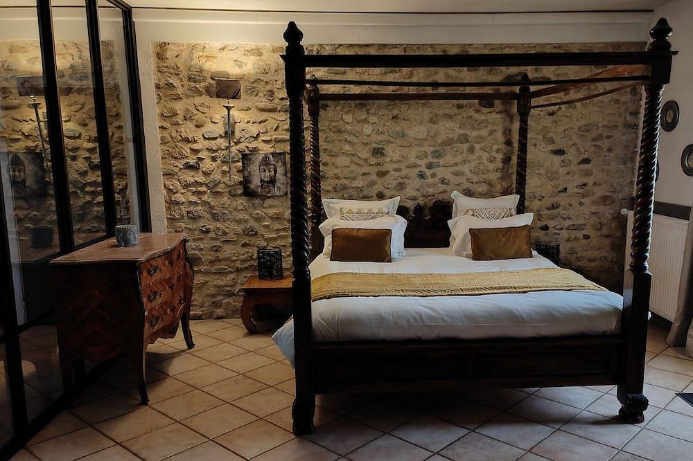 Entire apartment, Studio-Cottage-Ensuite with Shower-Courtyard view in Crest, Die region