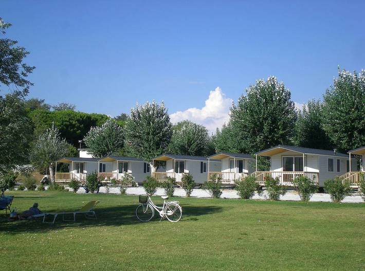 Wohnwagen für 6 Personen, mit Terrasse und Kinderpool sowie Pool in Ligurien