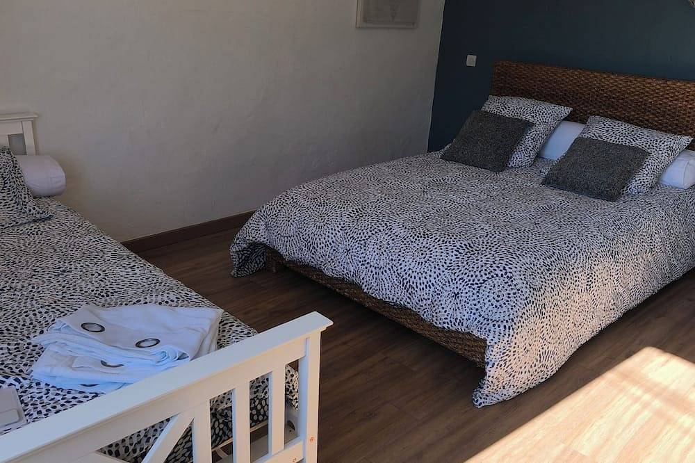 Charming country cottage with view in Aramon, Region de Nimes