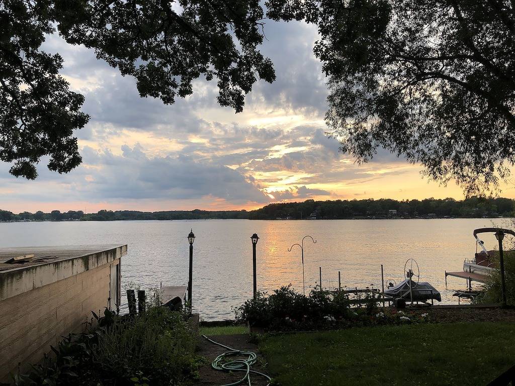 Lakefront home Wonder Lake Il - Close to Lake Geneva and Twin Lakes Wi in McHenry County