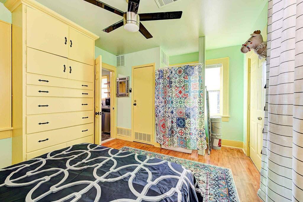 Canary Cottage-brighten your stay-central Nw Okc in Oklahoma City, Oklahoma County