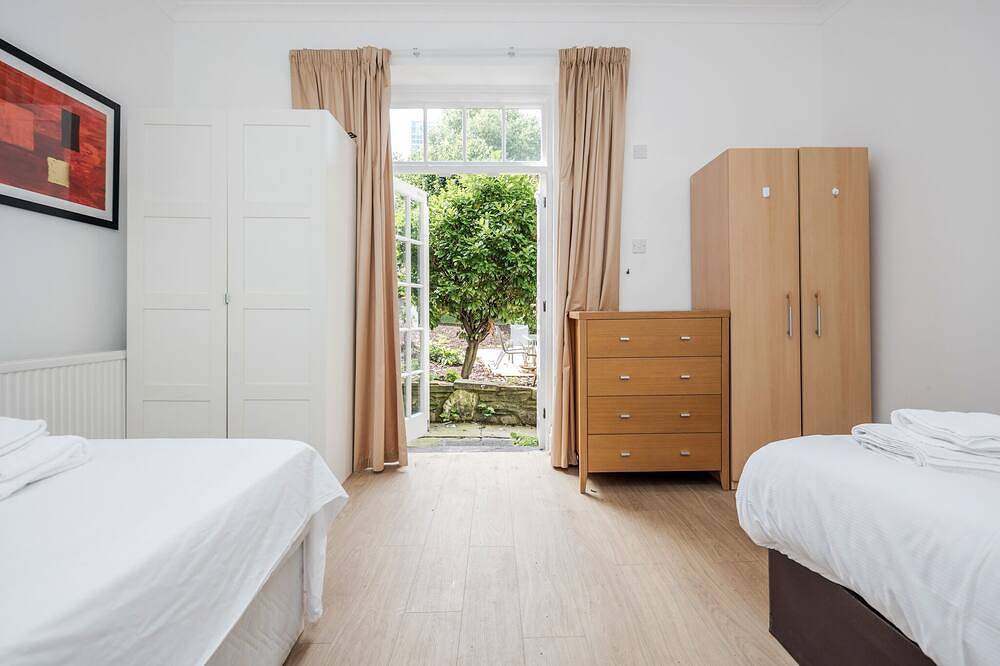 Large  House 6 Apartments with 15 rooms 12 bathrooms for the Larger Groups Only in Tower Hamlets, London