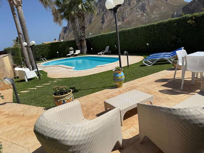 Villa per 9 persone, con giardino e idromassaggio nonché piscina, adatto a famiglie con bambini in Custonaci
