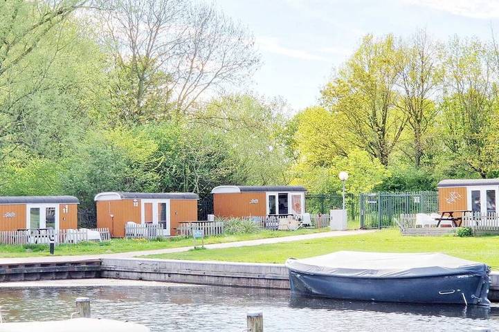 Gemütlicher Mini-Wagen am Yachthafen in Naarden, Nordholland