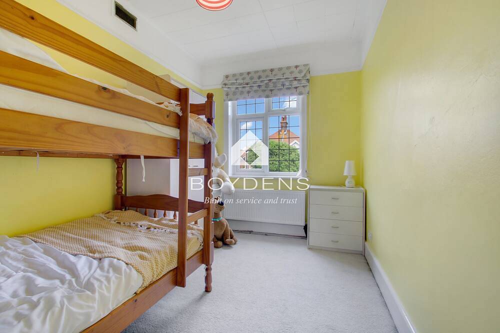 Located in one of the popular Frinton Avenues within walking distance of shops, cafes and beaches in Frinton on Sea, Frinton and Walton