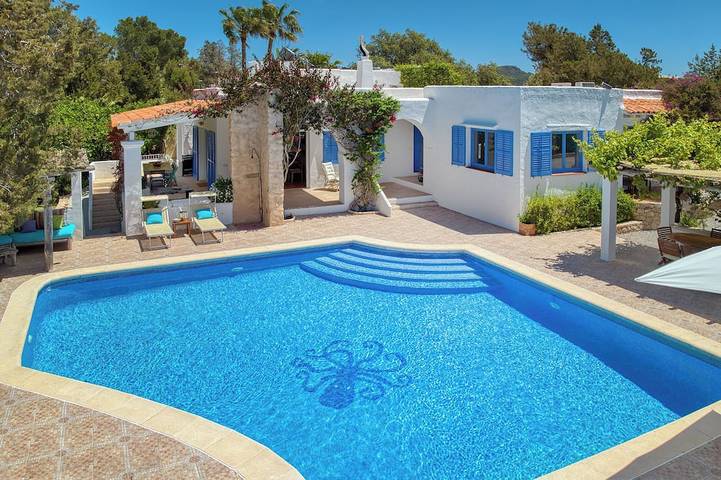 Cheap villa for 10 people, with garden in Ibiza