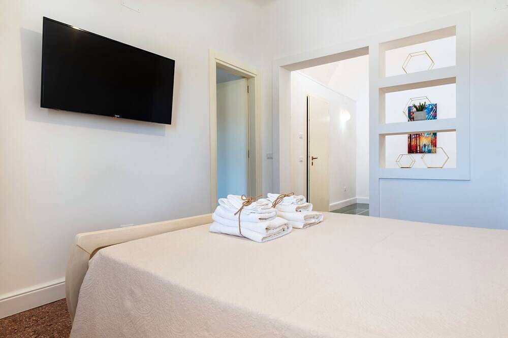 Entire apartment, Apartment 'Primo Piano - Mini' with Private Garden, Wi-Fi and Air Conditioning in Pulsano, Gulf of Taranto
