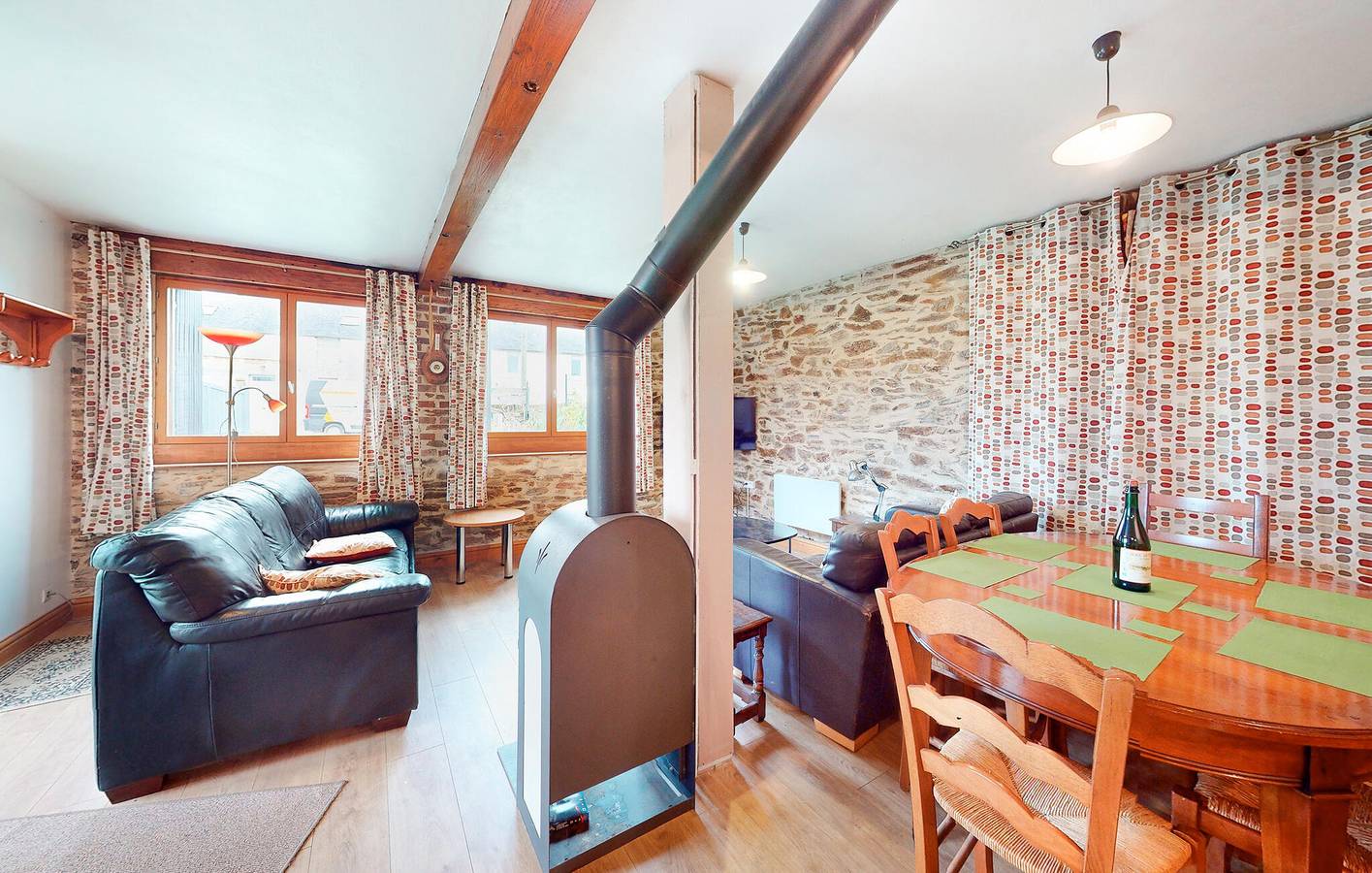 Appartement confortable dans le jardin avec WiFi et parking in Saint-Hubert-des-Biards, Région de Bayeux