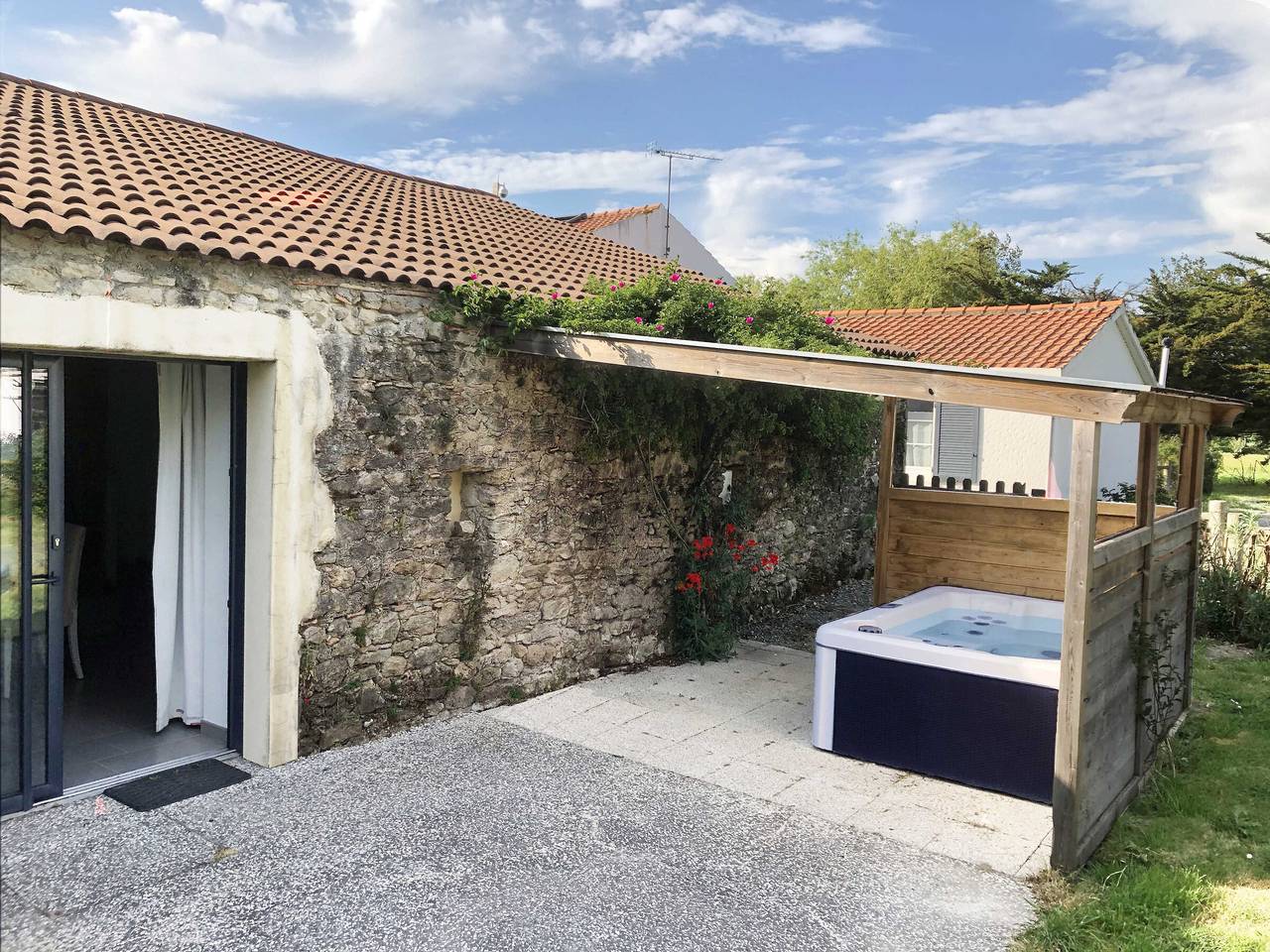 Gîte rénové avec spa, piscine chauffée, Wifi et accès handicapés au cœur du Marais Breton in Soullans, Vendée
