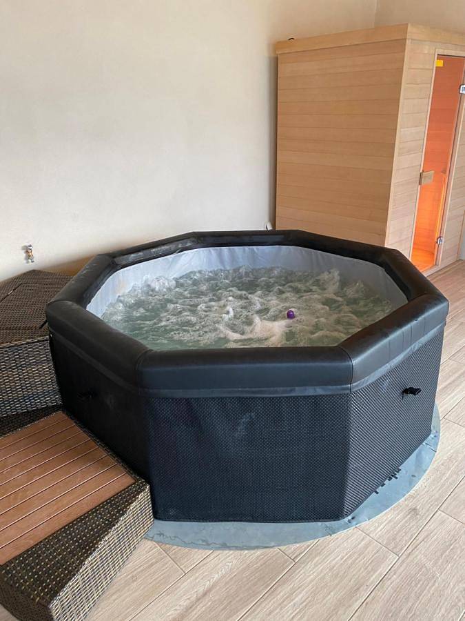 Villa pour 6 personnes, avec sauna et piscine ainsi que jardin et jacuzzi, animaux acceptés