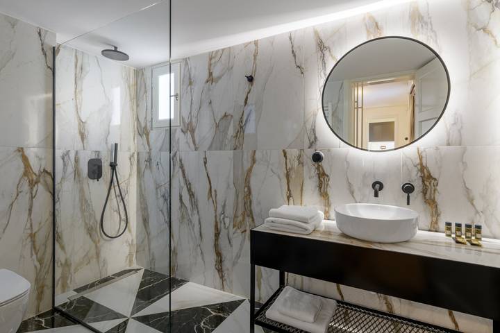 Entire apartment, Paradise Suite with Jacuzzi & Acropolis view in Central Section of Athens, Athens