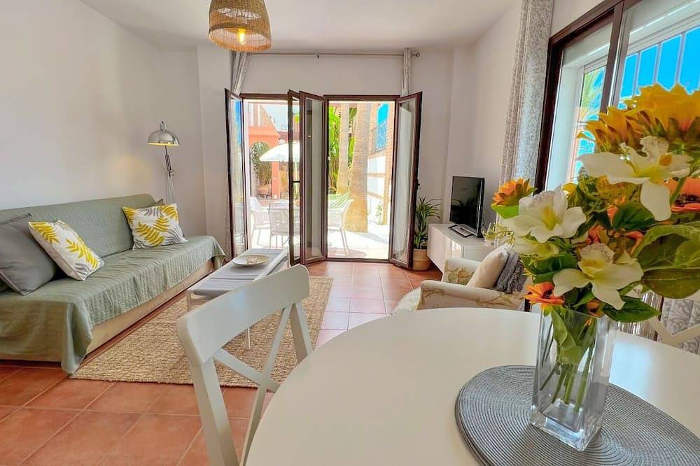 Apartamento entero, 2 bed ground floor garden apartment in the beautiful village of Frigiliana in Frigiliana Road, Frigiliana