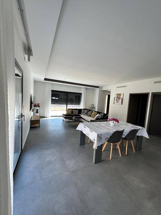 Location de vacances pour 8 personnes, avec terrasse et jardin à Les Tourrettes - 3