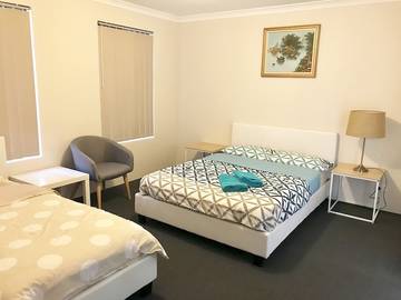 Holiday Home for 10 People in Cannington, Perth, Photo 3