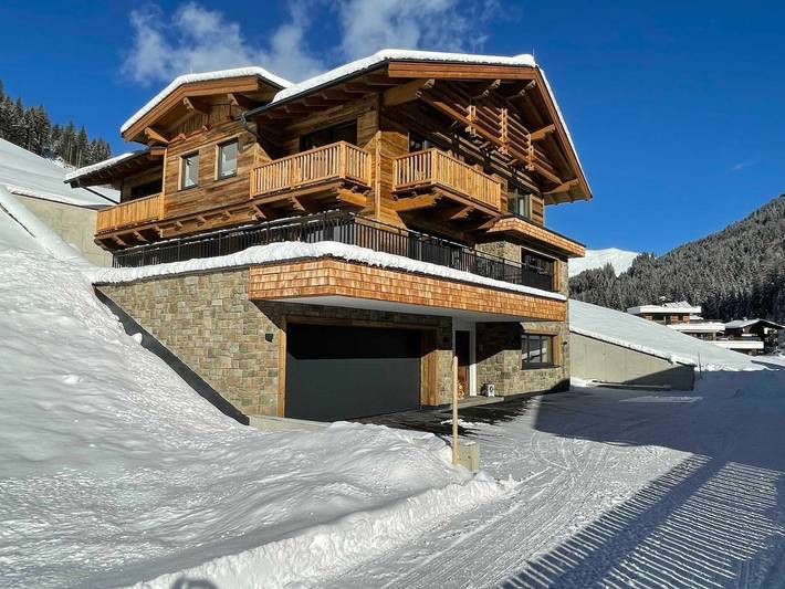 Ferienwohnung für 2 Personen, mit Balkon und Terrasse sowie Garten und Sauna in Hintertux