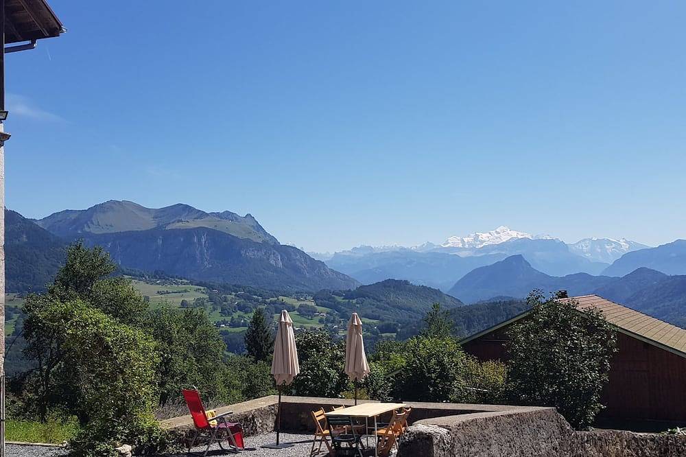 Ferme de \"La Villiaz\" !  Vue exceptionnelle sur le Mont-Blanc. in Onnion, Région de Bonneville