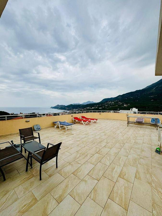 Maison d’hôte pour 3 personnes, avec piscine et vue ainsi que jardin et balcon