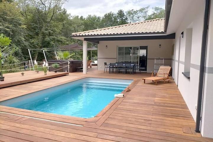 Location de vacances pour 8 personnes, avec Jacuzzi ainsi que Terrasse et Jardin à Ayguemorte-les-Graves