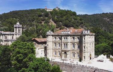 Location de vacances pour 2 personnes, avec piscine et jardin ainsi que sauna et vue à Saint-Uze
