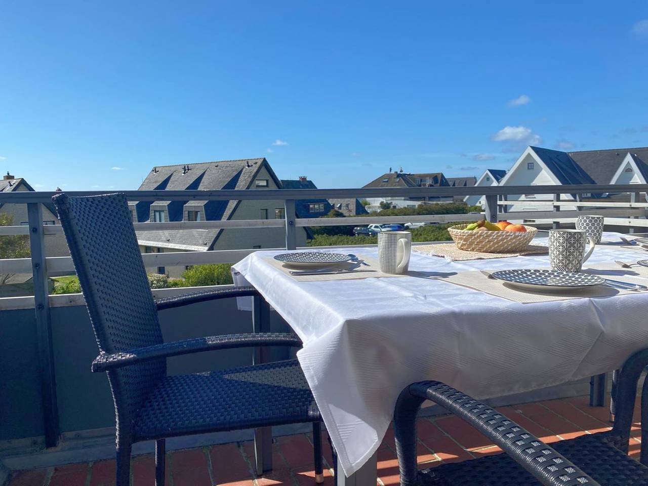 Ganze Wohnung, Strandnah gelegenes Ferienappartement mit 2 Bädern und 2 Balkonen in Wenningstedt, Sylt