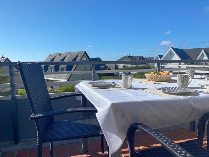 Ganze Wohnung, Strandnah gelegenes Ferienappartement mit 2 Bädern und 2 Balkonen in Wenningstedt, Sylt