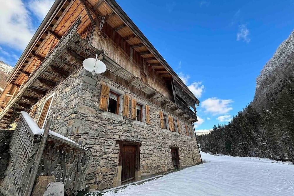 Séjournez Dans Cette Authentique Ferme Récemment Rénovée in Montriond, Les Portes du Soleil