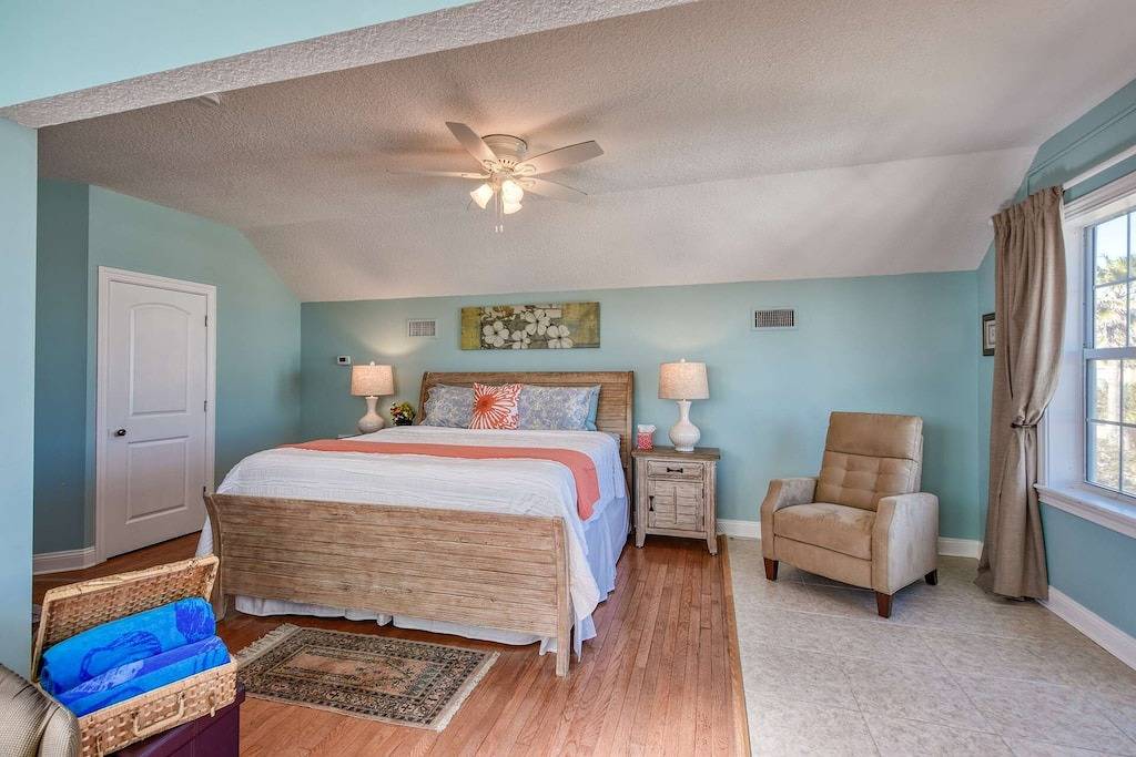 Ganze Wohnung, Beachcomber Penthouse in Vilano - Luxuriöser Rückzugsort mit Meerblick vom King-Size-Bett, kostenlose Attraktionen in Vilano Beach, St. Johns County