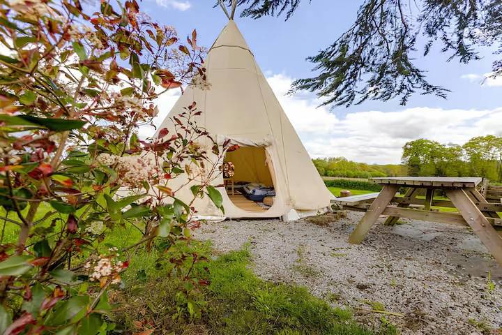Tente pour 5 personnes, avec Terrasse et Jardin ainsi que Piscine et Vue en Ille-et-Vilaine