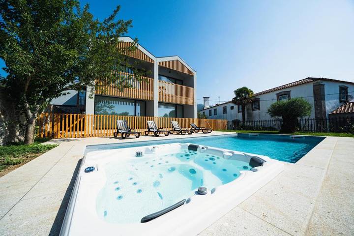 Location de vacances pour 6 personnes, avec Balcon et Jacuzzi ainsi que Terrasse et Jardin dans Refóios do Lima