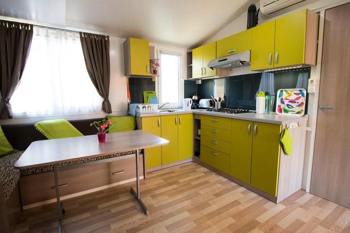 Bungalow für 6 Personen, mit Terrasse und Garten sowie Kinderpool und Pool