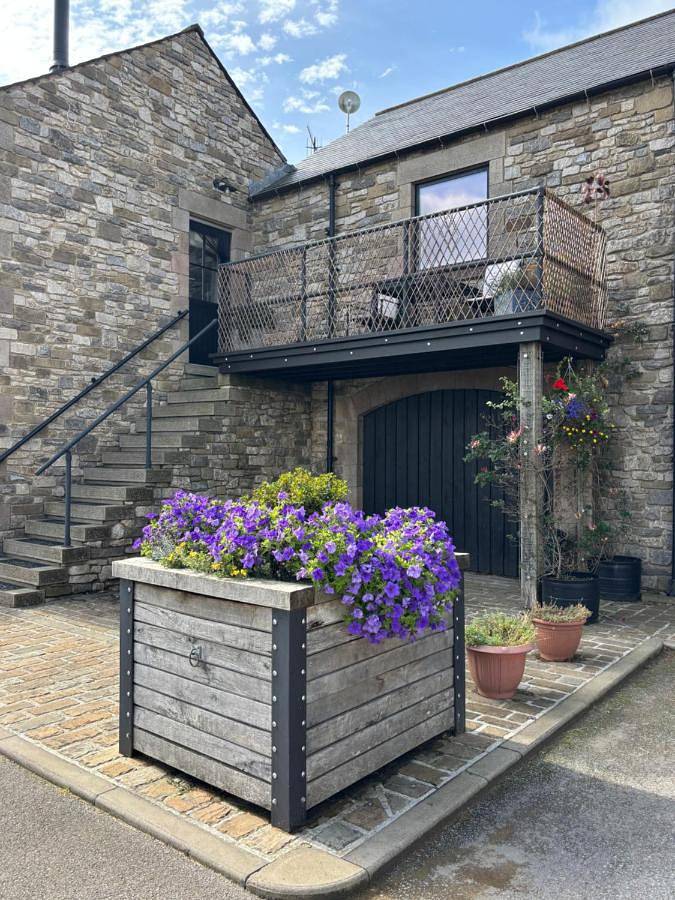 Entire apartment, Peak District Romantic Courtyard Loft, with Outdoor Japanese Whirlpool Bath in Winster, Derbyshire