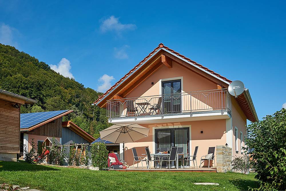 Ferienhof Halbig - Gemütliches Ferienhaus "Dorfblick" (150 qm) mit Balkon und Terrasse in Riedenburg, Ostbayern