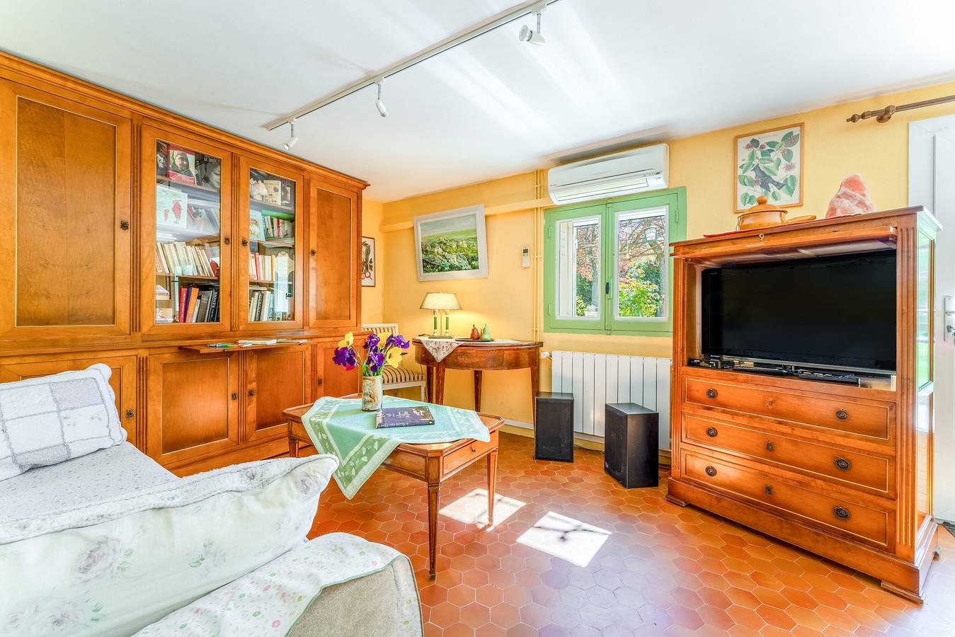 Holiday Home 'La Tonnelle' with Mountain View, Wi-Fi and Air Conditioning in Malaucène, Parc naturel régional du Mont-Ventoux