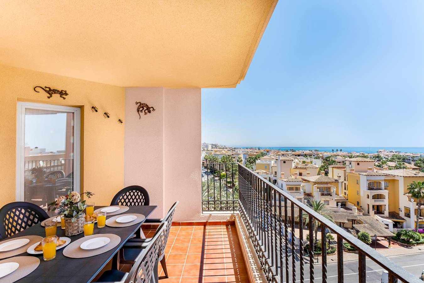 Entire apartment, Apartment 'Fabi Beach' with Sea View, Wi-Fi and Air Conditioning in Torrevieja Centre, Torrevieja