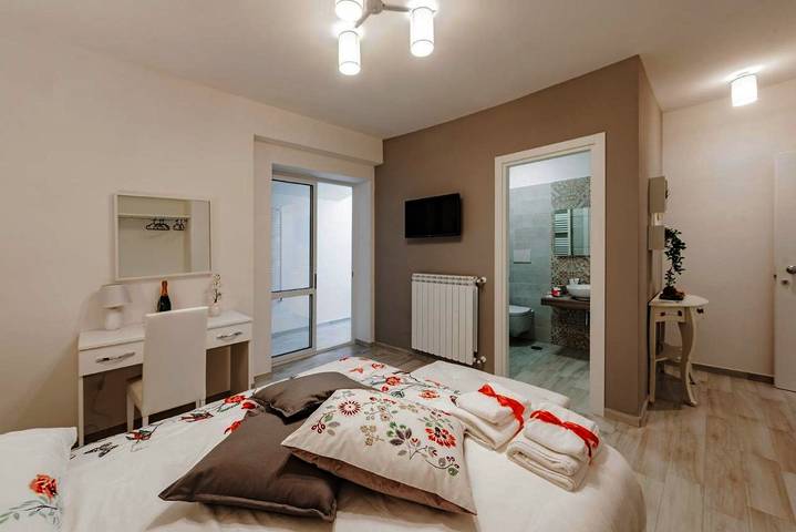 Location de vacances pour 2 personnes, avec terrasse et jacuzzi, adapté aux familles à Pompei - 4