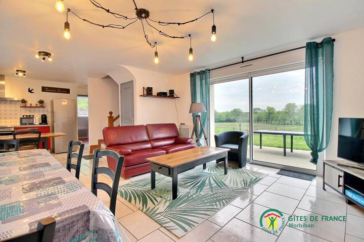 Gîte pour 6 personnes, avec terrasse et jardin