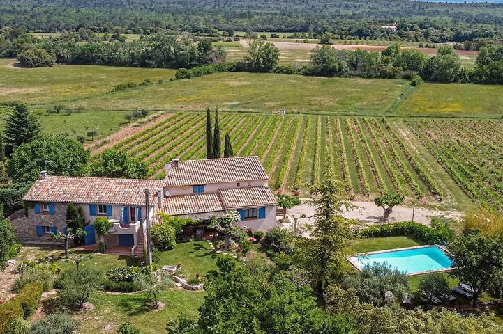 Location de vacances pour 8 personnes, avec terrasse et jardin à Fox-Amphoux